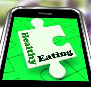 healthy eating on smartphone shows dieting and health care_GkeF3bDO 300x286